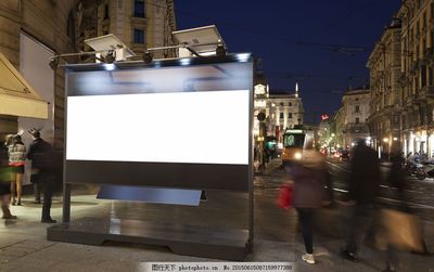 夜幕下的无声推销者 户外广告牌的视觉博弈与城市叙事